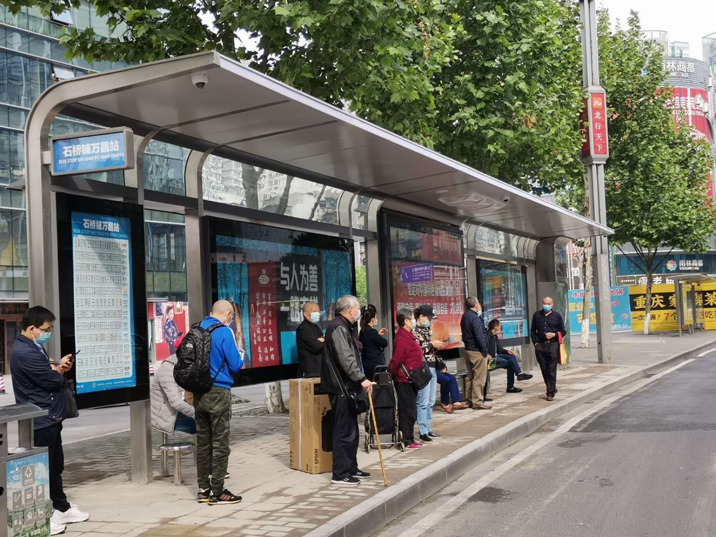 重慶市五大中心城區全新智能公交候車亭安裝調試完成