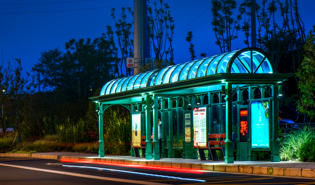 公交站臺,彭州生活一脈的“新面孔”亮相了!